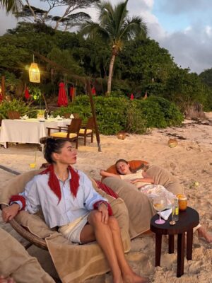 Sarah Felberbaum Instagram - In questa vacanza abbiamo riso, mangiato cose nuove, pianto, parlato tanto.. 
Abbiamo conosciuto persone nuove, ascoltato storie con umiltà e curiosità, scoperto nuove realtà. 
Abbiamo spaccato cocchi, ci siamo persi nella foresta, preso un sacco di aerei…
Ci siamo stancati, riposati e mai annoiati. 
Abbiamo progettato i prossimi desideri ma sopratutto abbiamo detto: ma quanto è bello stare noi 5 insieme?! 
Vi amo Daniele, Gaia, Olivia e Noah. 
Siete i miei compagni di viaggio preferiti.