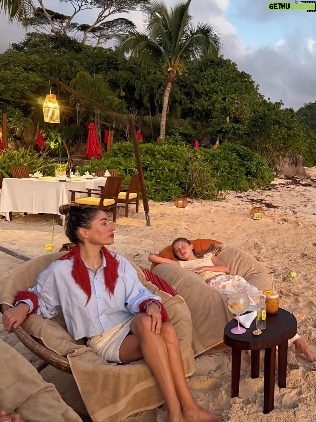 Sarah Felberbaum - 63.7K Likes - In questa vacanza abbiamo riso, mangiato cose nuove, pianto, parlato tanto.. 
Abbiamo conosciuto persone nuove, ascoltato storie con umiltà e curiosità, scoperto nuove realtà. 
Abbiamo spaccato cocchi, ci siamo persi nella foresta, preso un sacco di aerei…
Ci siamo stancati, riposati e mai annoiati. 
Abbiamo progettato i prossimi desideri ma sopratutto abbiamo detto: ma quanto è bello stare noi 5 insieme?! 
Vi amo Daniele, Gaia, Olivia e Noah. 
Siete i miei compagni di viaggio preferiti.