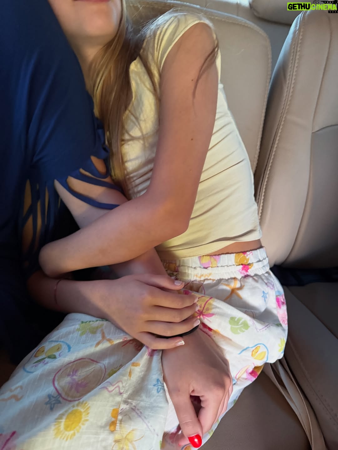 Sarah Felberbaum - 63.7K Likes - In questa vacanza abbiamo riso, mangiato cose nuove, pianto, parlato tanto.. 
Abbiamo conosciuto persone nuove, ascoltato storie con umiltà e curiosità, scoperto nuove realtà. 
Abbiamo spaccato cocchi, ci siamo persi nella foresta, preso un sacco di aerei…
Ci siamo stancati, riposati e mai annoiati. 
Abbiamo progettato i prossimi desideri ma sopratutto abbiamo detto: ma quanto è bello stare noi 5 insieme?! 
Vi amo Daniele, Gaia, Olivia e Noah. 
Siete i miei compagni di viaggio preferiti.