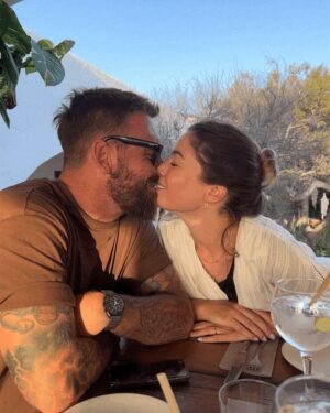 Sarah Felberbaum Instagram - Io e te, insieme, negli anni.
Quando mi fermo a pensare che sono passati più di 15 anni, quasi non ci credo. Il tempo con te sembra fermarsi… eppure abbiamo vissuto così tanto.
Come rido con te, non rido con nessuno.
Sei il mio amore, il mio migliore amico, la mia pace nelle notti in cui ho paura.
Sei tanto scemo… ma anche tanto bono! 😛

A te, amore mio.
A noi, alla nostra fantastica famiglia, alle nostre avventure, e a tutte le nostre chiacchiere a cena.
Adoro essere la tua spalla, la tua forza… e amo che tu sia lo stesso per me.
Mai avrei pensato di trovare un amore così grande.

#giurochesmettodimettertiinimbarazzo #perchiscorrefinoallafine #sappiatecheneavevoaltre #maluinonhavoluto #tantiauguriamoremio❤️