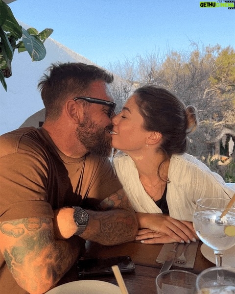 Sarah Felberbaum - 99.2K Likes - Io e te, insieme, negli anni.
Quando mi fermo a pensare che sono passati più di 15 anni, quasi non ci credo. Il tempo con te sembra fermarsi… eppure abbiamo vissuto così tanto.
Come rido con te, non rido con nessuno.
Sei il mio amore, il mio migliore amico, la mia pace nelle notti in cui ho paura.
Sei tanto scemo… ma anche tanto bono! 😛

A te, amore mio.
A noi, alla nostra fantastica famiglia, alle nostre avventure, e a tutte le nostre chiacchiere a cena.
Adoro essere la tua spalla, la tua forza… e amo che tu sia lo stesso per me.
Mai avrei pensato di trovare un amore così grande.

#giurochesmettodimettertiinimbarazzo #perchiscorrefinoallafine #sappiatecheneavevoaltre #maluinonhavoluto #tantiauguriamoremio❤️