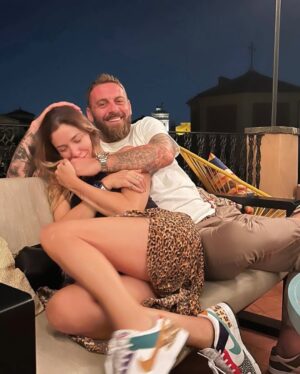 Sarah Felberbaum Instagram - Io e te, insieme, negli anni.
Quando mi fermo a pensare che sono passati più di 15 anni, quasi non ci credo. Il tempo con te sembra fermarsi… eppure abbiamo vissuto così tanto.
Come rido con te, non rido con nessuno.
Sei il mio amore, il mio migliore amico, la mia pace nelle notti in cui ho paura.
Sei tanto scemo… ma anche tanto bono! 😛

A te, amore mio.
A noi, alla nostra fantastica famiglia, alle nostre avventure, e a tutte le nostre chiacchiere a cena.
Adoro essere la tua spalla, la tua forza… e amo che tu sia lo stesso per me.
Mai avrei pensato di trovare un amore così grande.

#giurochesmettodimettertiinimbarazzo #perchiscorrefinoallafine #sappiatecheneavevoaltre #maluinonhavoluto #tantiauguriamoremio❤️
