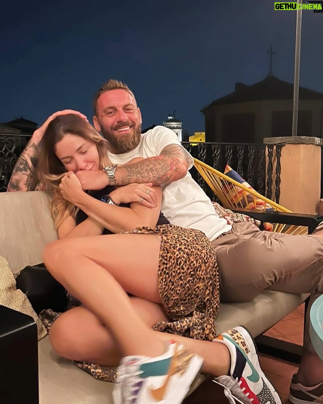 Sarah Felberbaum - 99.2K Likes - Io e te, insieme, negli anni.
Quando mi fermo a pensare che sono passati più di 15 anni, quasi non ci credo. Il tempo con te sembra fermarsi… eppure abbiamo vissuto così tanto.
Come rido con te, non rido con nessuno.
Sei il mio amore, il mio migliore amico, la mia pace nelle notti in cui ho paura.
Sei tanto scemo… ma anche tanto bono! 😛

A te, amore mio.
A noi, alla nostra fantastica famiglia, alle nostre avventure, e a tutte le nostre chiacchiere a cena.
Adoro essere la tua spalla, la tua forza… e amo che tu sia lo stesso per me.
Mai avrei pensato di trovare un amore così grande.

#giurochesmettodimettertiinimbarazzo #perchiscorrefinoallafine #sappiatecheneavevoaltre #maluinonhavoluto #tantiauguriamoremio❤️