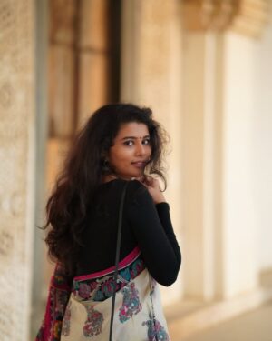 Saranya Pradeep Instagram - A step, a story, a sigh 🤎

📸 : @pallesunny 
Assisted by : @nani____08_ 

Hairstylist : @farzanashaik._.stylist 

#saree #story #rootedinculture #history #traditions #twist #sareelove #goldenhourphotography #photooftheday #naturevibes #wind #whisper #breeze #and #bliss #ig #insta #sunset #dreams #rustic #charm #sixyardsofgrace #timelesselegance #beauty #lostinthemoment #serenity #heritage #❤️❤️