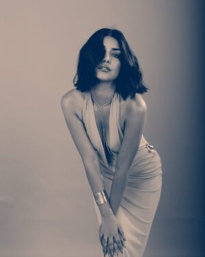 Sargam Koushal Instagram - Take it, or leave it.
#newbeginnings #readyornot #areyoureadyforit
HMUA @ruchi.rupramka
Photo @kyammmera