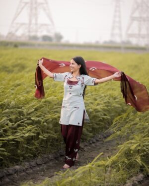 Sargun Sekhon Instagram - Which one is your favourite ? š«£š¤
Suit : @surkh_roo_label
šø : @weddingshadesandstories
.
.
.
.
.
.
#photooftheday #instapost #instamood #trending #punjab #pind #explore #lovepunjab #punjabisuit #instafit #punjabisongs