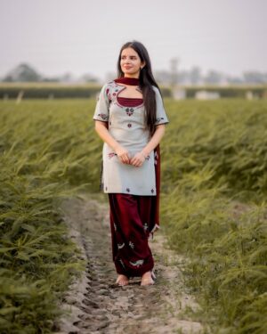 Sargun Sekhon Instagram - Which one is your favourite ? š«£š¤
Suit : @surkh_roo_label
šø : @weddingshadesandstories
.
.
.
.
.
.
#photooftheday #instapost #instamood #trending #punjab #pind #explore #lovepunjab #punjabisuit #instafit #punjabisongs