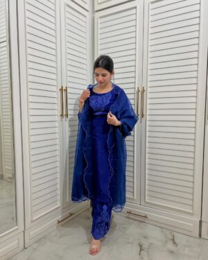 Sargun Sekhon Instagram - Ve tenu vekh vekh jatti khirdišš«£
.
.
.
.
.
.
.
#instaphoto #instadaily #instagood #potd #punjabisuit #punjabistatus #punjabisongs #explorepage #instalove #bluesuit #wedding