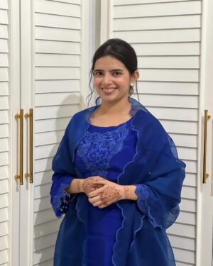 Sargun Sekhon Instagram - Ve tenu vekh vekh jatti khirdišš«£
.
.
.
.
.
.
.
#instaphoto #instadaily #instagood #potd #punjabisuit #punjabistatus #punjabisongs #explorepage #instalove #bluesuit #wedding
