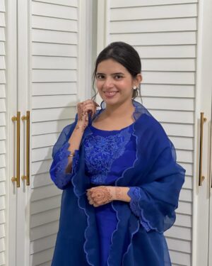 Sargun Sekhon Instagram - Ve tenu vekh vekh jatti khirdišš«£
.
.
.
.
.
.
.
#instaphoto #instadaily #instagood #potd #punjabisuit #punjabistatus #punjabisongs #explorepage #instalove #bluesuit #wedding