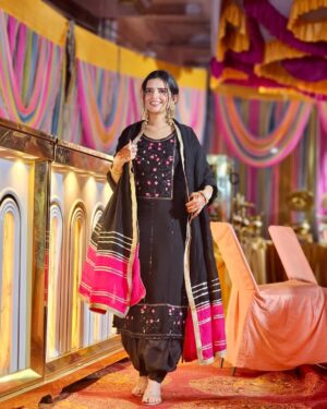 Sargun Sekhon Instagram - Pehli Jatti Di Pasand
Pehlan Hunde Si Ve Suit
Mainu Suita To Payara
Hunn Tu Lagdaš«¶š»š¤
.
.
.
.
.
.
.
.
.
#suitsalwar #punjab #weddingbells #punjabi #blacksuit #explore #love #picoftheday #ootd #punjabisuits