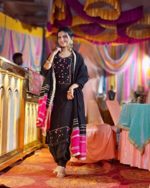 Sargun Sekhon Instagram - Pehli Jatti Di Pasand
Pehlan Hunde Si Ve Suit
Mainu Suita To Payara
Hunn Tu Lagdaš«¶š»š¤
.
.
.
.
.
.
.
.
.
#suitsalwar #punjab #weddingbells #punjabi #blacksuit #explore #love #picoftheday #ootd #punjabisuits