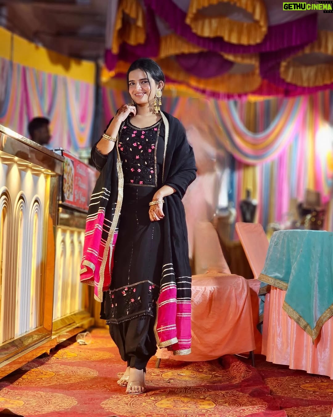 Sargun Sekhon - 17.3K Likes - Pehli Jatti Di Pasand
Pehlan Hunde Si Ve Suit
Mainu Suita To Payara
Hunn Tu Lagda🫶🏻🖤
.
.
.
.
.
.
.

.
.
#suitsalwar #punjab #weddingbells #punjabi #blacksuit #explore #love #picoftheday #ootd #punjabisuits