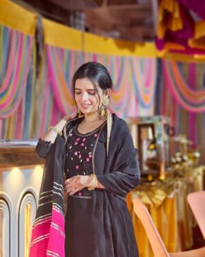 Sargun Sekhon Instagram - Pehli Jatti Di Pasand
Pehlan Hunde Si Ve Suit
Mainu Suita To Payara
Hunn Tu Lagdaš«¶š»š¤
.
.
.
.
.
.
.
.
.
#suitsalwar #punjab #weddingbells #punjabi #blacksuit #explore #love #picoftheday #ootd #punjabisuits