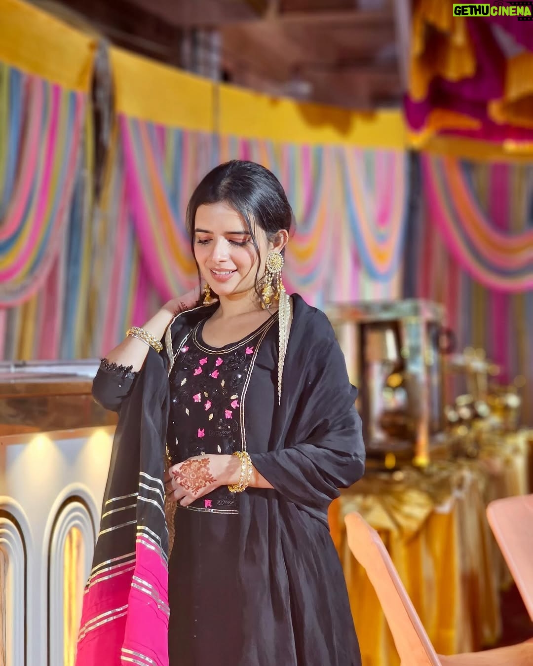 Sargun Sekhon - 17.3K Likes - Pehli Jatti Di Pasand
Pehlan Hunde Si Ve Suit
Mainu Suita To Payara
Hunn Tu Lagda🫶🏻🖤
.
.
.
.
.
.
.

.
.
#suitsalwar #punjab #weddingbells #punjabi #blacksuit #explore #love #picoftheday #ootd #punjabisuits