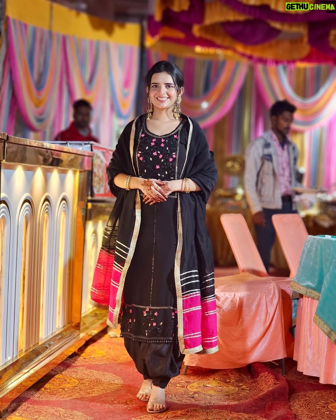 Sargun Sekhon - 17.3K Likes - Pehli Jatti Di Pasand
Pehlan Hunde Si Ve Suit
Mainu Suita To Payara
Hunn Tu Lagda🫶🏻🖤
.
.
.
.
.
.
.

.
.
#suitsalwar #punjab #weddingbells #punjabi #blacksuit #explore #love #picoftheday #ootd #punjabisuits