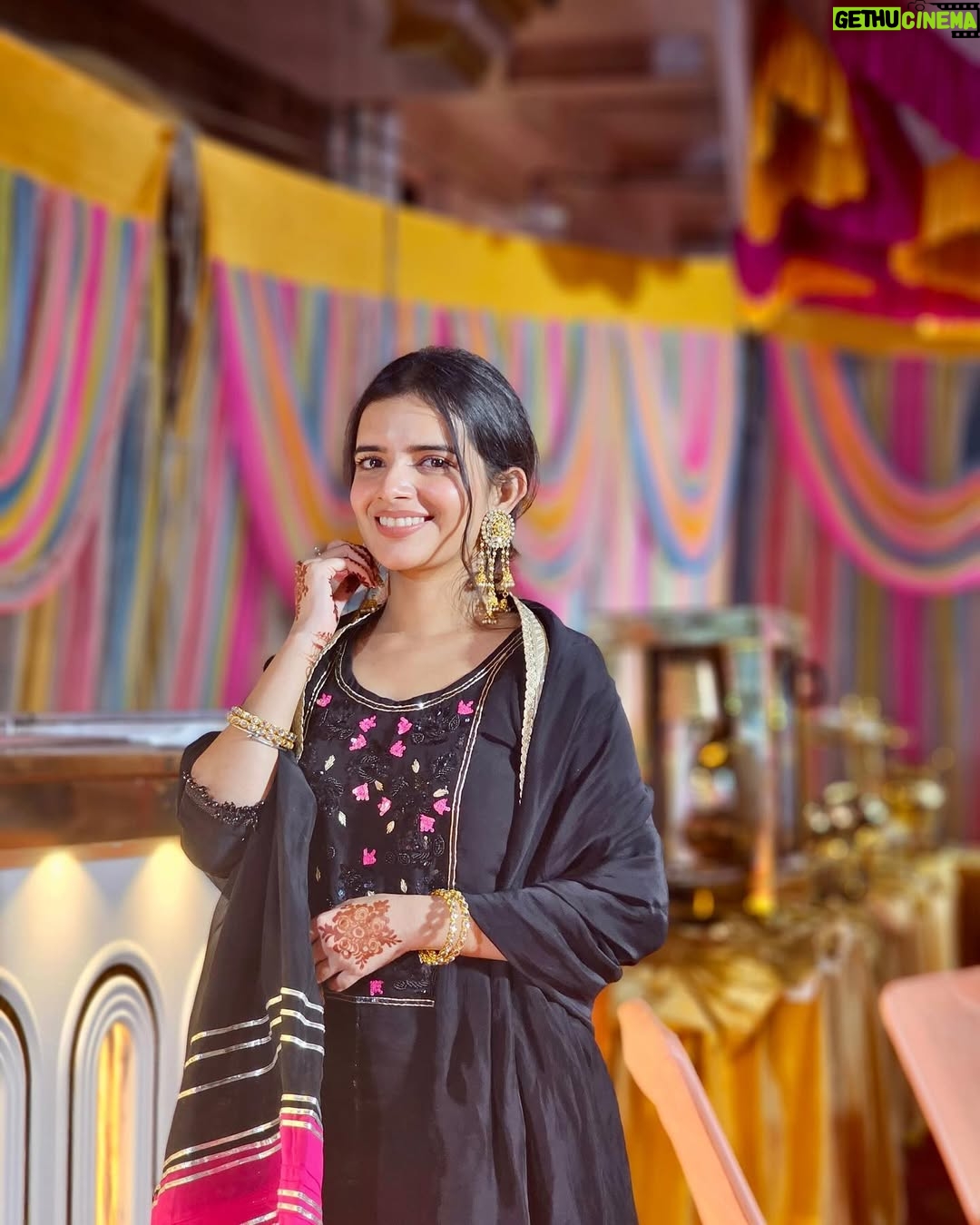 Sargun Sekhon - 17.3K Likes - Pehli Jatti Di Pasand
Pehlan Hunde Si Ve Suit
Mainu Suita To Payara
Hunn Tu Lagda🫶🏻🖤
.
.
.
.
.
.
.

.
.
#suitsalwar #punjab #weddingbells #punjabi #blacksuit #explore #love #picoftheday #ootd #punjabisuits