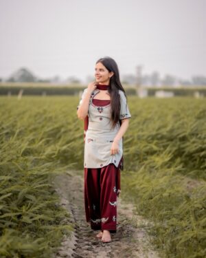 Sargun Sekhon Instagram - Which one is your favourite ? š«£š¤
Suit : @surkh_roo_label
šø : @weddingshadesandstories
.
.
.
.
.
.
#photooftheday #instapost #instamood #trending #punjab #pind #explore #lovepunjab #punjabisuit #instafit #punjabisongs