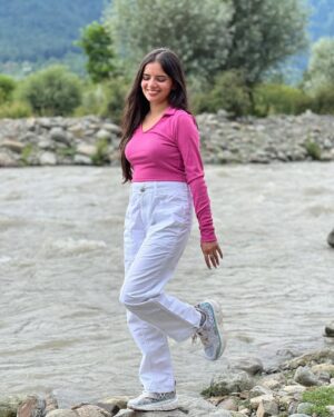 Sargun Sekhon Instagram - Hassdi Rehni Aešš«§šø
.
.
.
.
.
.
.
.
#kashmir #pahalgam #smile #picoftheday #sargun_sekhon #pinkwhite #barbie