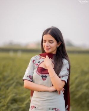 Sargun Sekhon Instagram - Which one is your favourite ? š«£š¤
Suit : @surkh_roo_label
šø : @weddingshadesandstories
.
.
.
.
.
.
#photooftheday #instapost #instamood #trending #punjab #pind #explore #lovepunjab #punjabisuit #instafit #punjabisongs