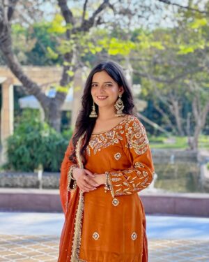 Sargun Sekhon Instagram - š§”āØš§”
Suit : @the_violet_dresser
.
.
.
.
.
.
#insta #punjabi #instagood #explore #punjabisuit #punjab #weddingoutfit #ootd #photooftheday #punjabisongs #trending #punjabiwedding