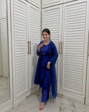 Sargun Sekhon Instagram - Ve tenu vekh vekh jatti khirdišš«£
.
.
.
.
.
.
.
#instaphoto #instadaily #instagood #potd #punjabisuit #punjabistatus #punjabisongs #explorepage #instalove #bluesuit #wedding