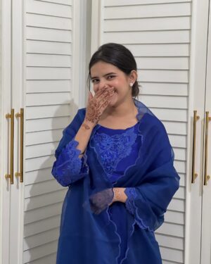 Sargun Sekhon Instagram - Ve tenu vekh vekh jatti khirdišš«£
.
.
.
.
.
.
.
#instaphoto #instadaily #instagood #potd #punjabisuit #punjabistatus #punjabisongs #explorepage #instalove #bluesuit #wedding