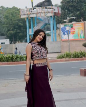 Sarika Luthra Instagram - Grace in every fold 🌸💜
#fashion #foryou #diwali #traditional