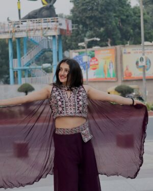 Sarika Luthra Instagram - Grace in every fold 🌸💜
#fashion #foryou #diwali #traditional