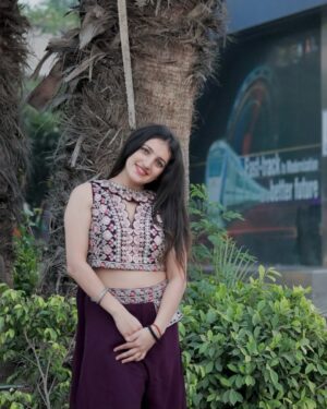 Sarika Luthra Instagram - Grace in every fold 🌸💜
#fashion #foryou #diwali #traditional