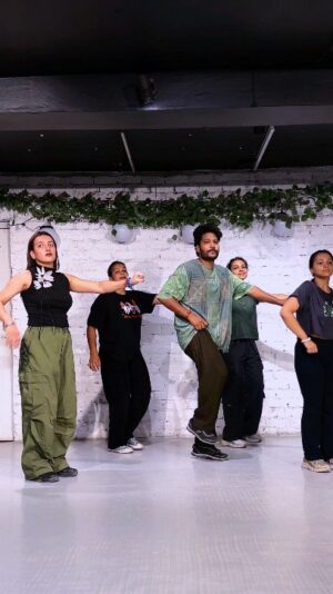 Sarika Luthra Instagram - ✨ Wo Ladki Hai Kahan - Dance Vibes On Point! 💃🔥
Space :- @rudradanceacademy.official
WoLadkiHaiKahan #DanceReel #BollywoodDance #InstaDance #TrendingReel #DanceWithVibe #Reelkarofeelkaro #DanceCover #ReelsIndia #DesiSwag #DancePerformance #ViralDance #HipHopBollywood #InstaTalent
