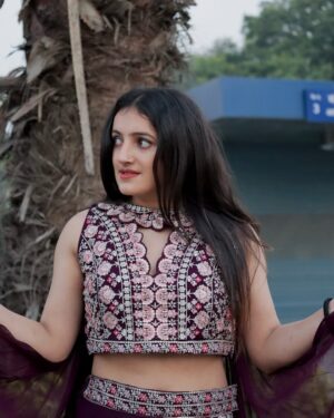 Sarika Luthra Instagram - Grace in every fold 🌸💜
#fashion #foryou #diwali #traditional