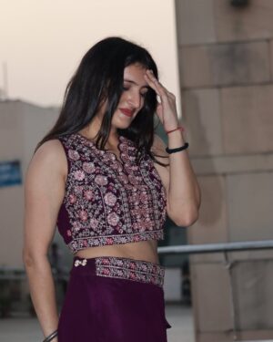 Sarika Luthra Instagram - Grace in every fold 🌸💜
#fashion #foryou #diwali #traditional