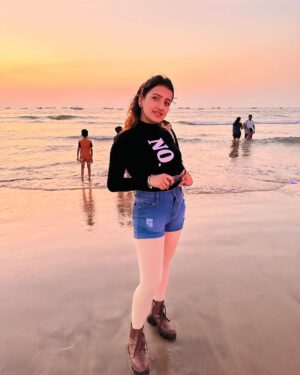 Sarika Luthra Instagram - Lost in the beauty of the sky <<<3
#sunset #saruluthraofficial❤️🔥 #goabeach #goadiaries #piyushluthra