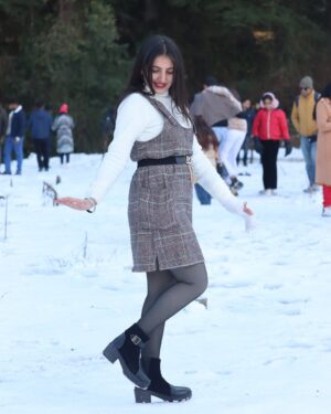 Sarika Luthra Instagram - Embracing the frosty beauty of winter❤️
#manali #viral #trip #tour #happiness #travel #post #fashion #love #solangvalley #pictures #post #pose