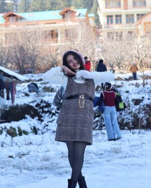 Sarika Luthra Instagram - Embracing the frosty beauty of winter❤️
#manali #viral #trip #tour #happiness #travel #post #fashion #love #solangvalley #pictures #post #pose