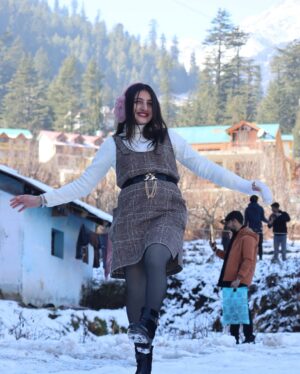 Sarika Luthra Instagram - Embracing the frosty beauty of winter❤️
#manali #viral #trip #tour #happiness #travel #post #fashion #love #solangvalley #pictures #post #pose