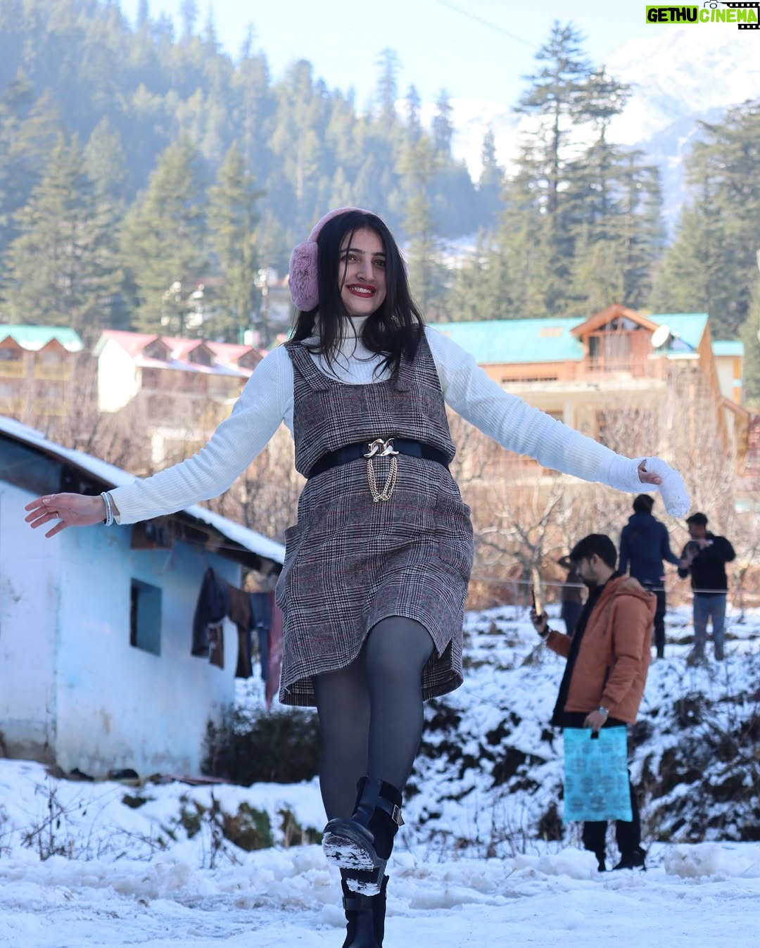 Sarika Luthra - 355 Likes - Embracing the frosty beauty of winter❤️

#manali #viral #trip #tour #happiness #travel #post #fashion #love #solangvalley #pictures #post #pose