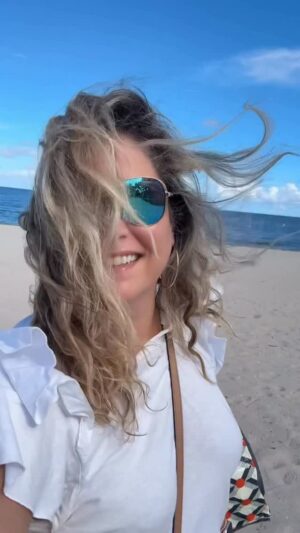 Saskia Thuot Instagram - Passer 6 jours ici, pour avancer les rénovations, et pour tenter de relaxer. De la pluie presque 24h/24 sauf ce moment doux à la plage et 1 heure ou 2 ici et là. Il paraît que la pluie apaise, calme et nettoie. Et bien, je n’ai jamais été aussi apaisée, calme et nettoyée😂
J’en ai profité pour faire une pause des réseaux pendant ce séjour. Ça aussi ça fait du bien. J’ai aussi beaucoup réfléchi étant ici et j’ai pris une décision qui va fermer un grand chapitre de ma vie. Parce que parfois il faut laisser aller…
Qu’en pensez-vous?