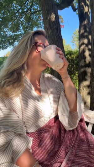 Saskia Thuot Instagram - Ce dont je rêve pour commencer la journée, la nature, le vent, un bouquet d’hydrangeas, les oiseaux qui chantent… Les slow morning sont définitivement les meilleurs. Avec mes lunettes @irisvisualgroup , elles m’inspirent à m’arrêter, à observer ce qui se passe autour de moi. La nature est si belle à cette période de l’année, la lumière est douce et enveloppante… Mon corps arrive à relaxer mais pas aussi facile pour ma tête, voir la fin de la vidéo pour tout comprendre (😉) Est-ce que ça vous arrive aussi ☺️
Suivez @irisvisualgroup pour ne rien manquer, ils offrent présentement de super promos, voir également le lien en bio.
#Iris #AmbassadriceIRIS #mavisioniris
*Remise Instantanée de 100$ applicable à l’achat d’une monture sélectionnée de 170$ et plus*
*À l’achat d’une monture mode sélectionnée de 170$ et plus et de lentilles traitées antireflet. Limite d’une remise Instantanée par paire de lunettes avec lentilles de prescription traitées antireflet. Cette offre ne peut être jumelée à aucune autre offre, promotion ou Avantages IRIS. Valide du 8 septembre au 23 novembre 2025. Dre Jahel St-Jacques, optométriste.