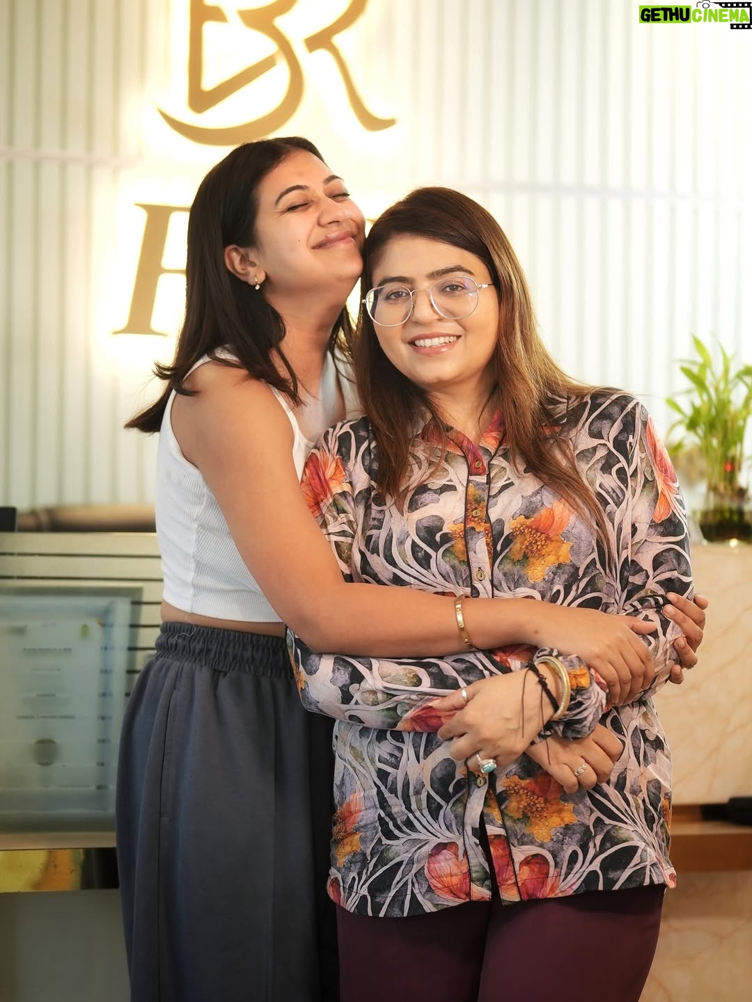 Sawan Rupowali - 7K Likes - Glowing skin is always in… @fbrtheskinlounge_ ❤️