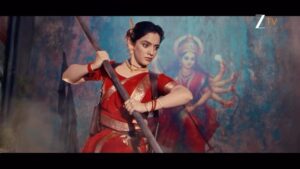 Sayantani Ghosh Instagram - Kabhi Maa Gauri si saral-saumya hai, toh kabhi Mahishasura Mardini si raudra hai.

Dekhiye #Jagadhatri bahut jald, sirf #ZeeTV par.

#Jagadhatri #Promo #AapkaApnaZeeTV