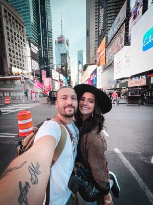 Scarlet Gruber Instagram - No pude encontrar un mejor equipo, una gran compañera de vida y alguien con una nobleza espectacular, gracias por ser tú, por ser mía, por hacernos nosotros.

4 años increíbles llenos de viajes, risas y muchas experiencias. 
Eres la casualidad más bonita que se volvió destino. Te amo chaparrita @scarlet_gruber feliz aniversario! ❤️