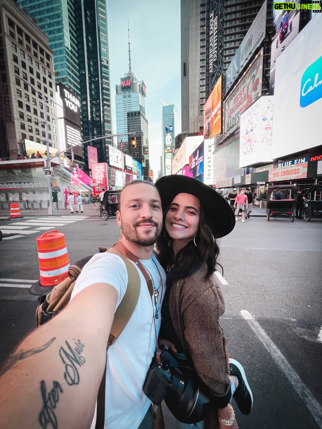 Scarlet Gruber - 56.8K Likes - No pude encontrar un mejor equipo, una gran compañera de vida y alguien con una nobleza espectacular, gracias por ser tú, por ser mía, por hacernos nosotros.

4 años increíbles llenos de viajes, risas y muchas experiencias. 
Eres la casualidad más bonita que se volvió destino. Te amo chaparrita @scarlet_gruber feliz aniversario! ❤️