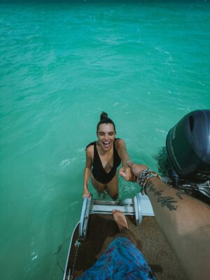 Scarlet Gruber Instagram - No pude encontrar un mejor equipo, una gran compañera de vida y alguien con una nobleza espectacular, gracias por ser tú, por ser mía, por hacernos nosotros.

4 años increíbles llenos de viajes, risas y muchas experiencias. 
Eres la casualidad más bonita que se volvió destino. Te amo chaparrita @scarlet_gruber feliz aniversario! ❤️