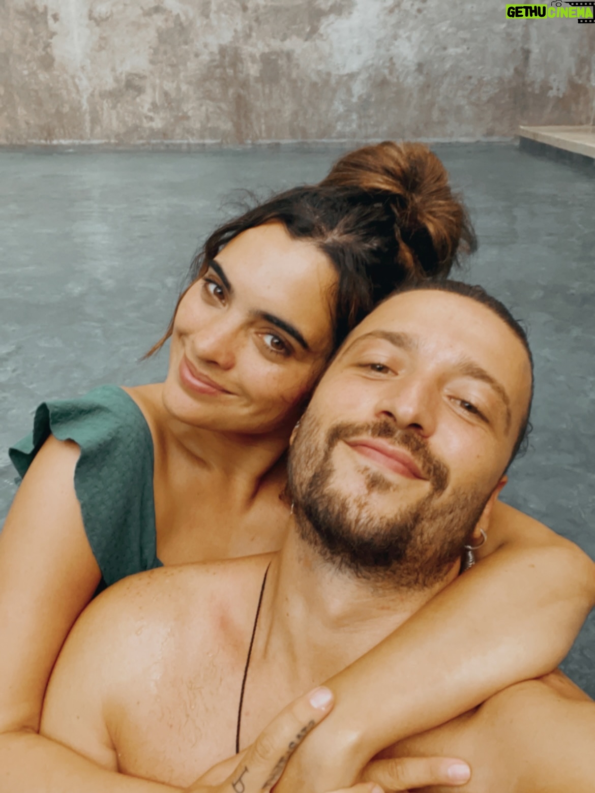 Scarlet Gruber - 56.8K Likes - No pude encontrar un mejor equipo, una gran compañera de vida y alguien con una nobleza espectacular, gracias por ser tú, por ser mía, por hacernos nosotros.

4 años increíbles llenos de viajes, risas y muchas experiencias. 
Eres la casualidad más bonita que se volvió destino. Te amo chaparrita @scarlet_gruber feliz aniversario! ❤️