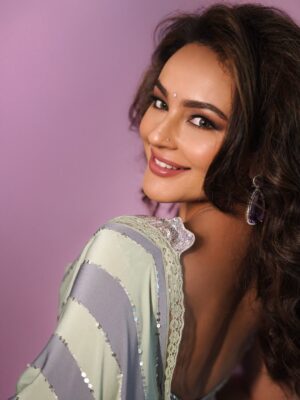 Seerat Kapoor Instagram - The Pan-Indian Essence 😉🩵✨
#jatasyamaranamdhruvam 

Styled by @officialanahita
Saree: @label_swapnakopparapu
Jewellery: @aurelius_jewels
Makeup: @gulzarrwalaani
Style team: @pranathivarma.k
Pic: @studios19_lsp