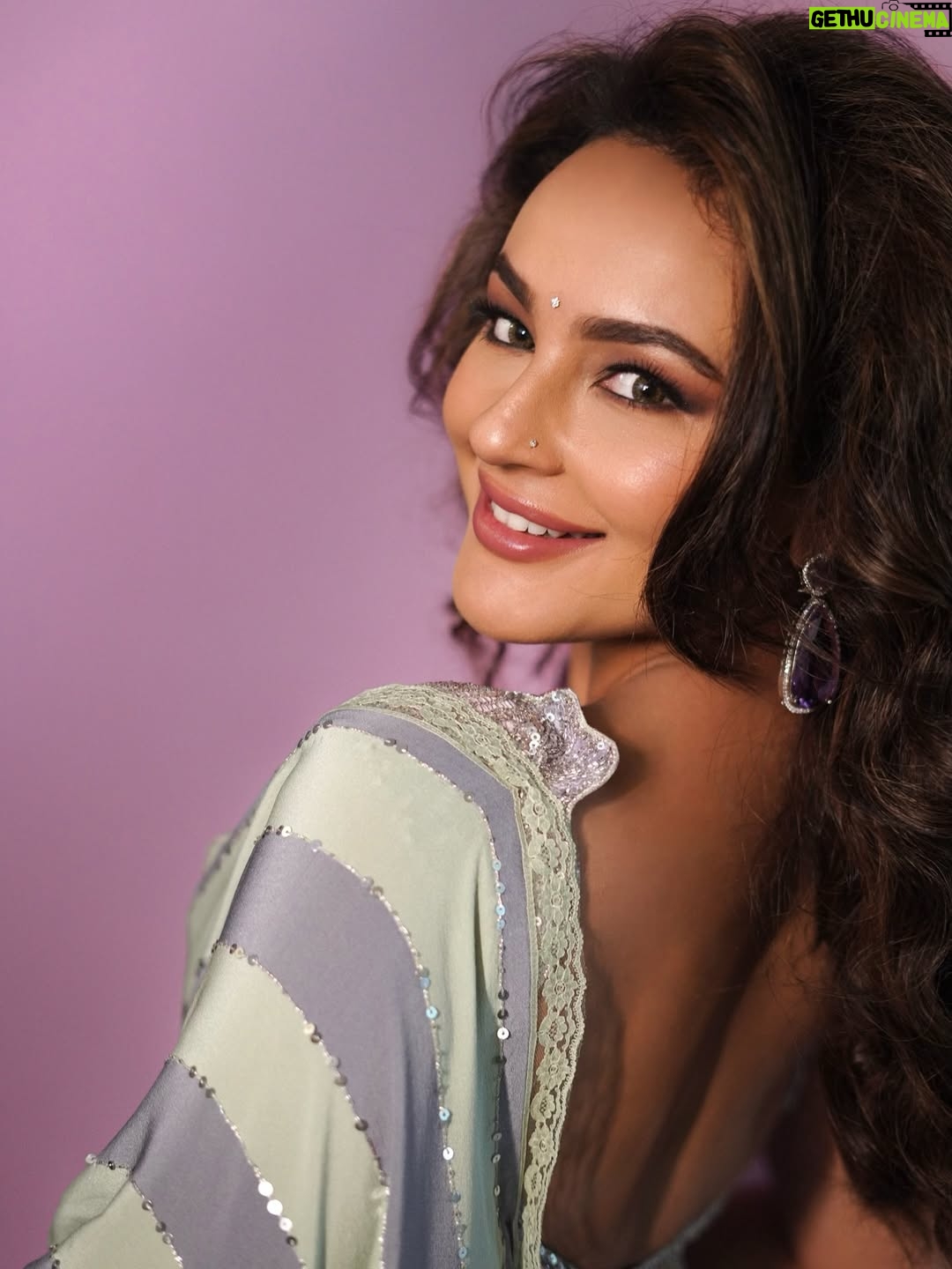Seerat Kapoor - 14.4K Likes - The Pan-Indian Essence 😉🩵✨
#jatasyamaranamdhruvam 

Styled by @officialanahita
Saree: @label_swapnakopparapu
Jewellery: @aurelius_jewels
Makeup: @gulzarrwalaani
Style team: @pranathivarma.k
Pic: @studios19_lsp
