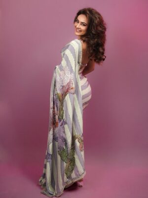 Seerat Kapoor Instagram - The Pan-Indian Essence 😉🩵✨
#jatasyamaranamdhruvam 

Styled by @officialanahita
Saree: @label_swapnakopparapu
Jewellery: @aurelius_jewels
Makeup: @gulzarrwalaani
Style team: @pranathivarma.k
Pic: @studios19_lsp
