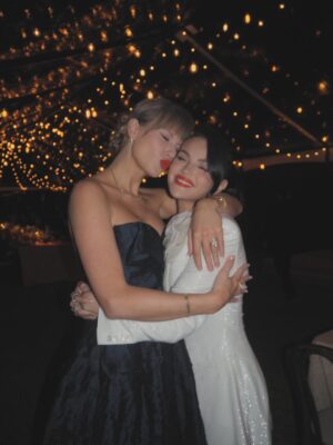 Selena Gomez Instagram - In honor of SHOWGIRL .. blessed to have you by my side almost 20 years later gator! I love you @taylorswift forever and always